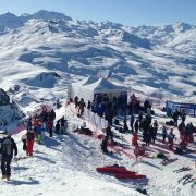 Barnums abritant un départ d'épreuve de la coupe du monde de ski