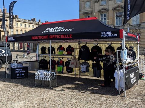 Tente pliante de la boutique officielle de Paris-Roubaix