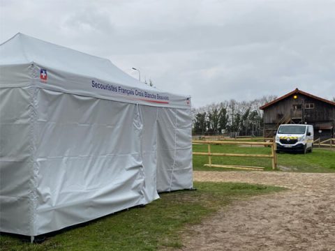 Tente poste de secours des secouristes français Croix Blanche de Beauvais