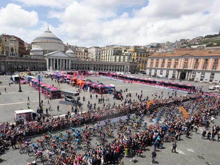 Tentes pliantes sur la place du plebiscite pour le Giro 2023
