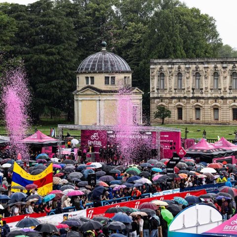 Tentes autour de la scène du Giro 2025