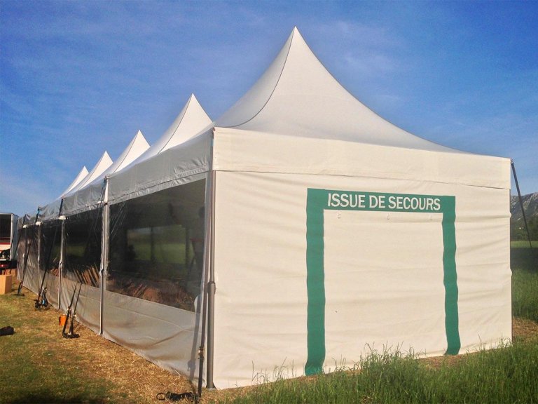 Issue de secours d'un barnum
