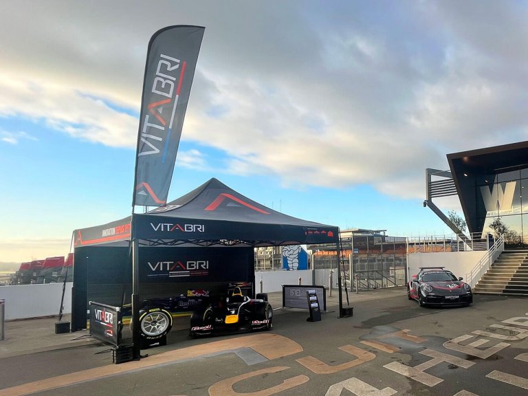 Tente paddock au congrès du groupement des professionnels des sports mécaniques