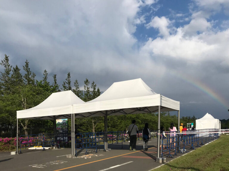 Chapiteaux d'entrée d'événement après un orage