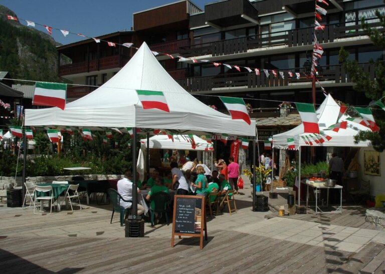Barnums lestés sur une terrasse de restaurant